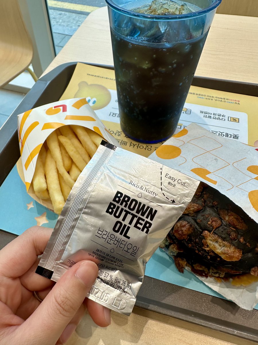 롯리 신상 먹다가
브라운 버터 오일 뿌리는 순간 맛이 바뀜

번트비프버거
이 포인트가 꽤 재밌음! 신남😆

#롯데리아 #lotteria #삐딱한천재 #번트비프버거 #삐딱한천재버거 #이찬양셰프