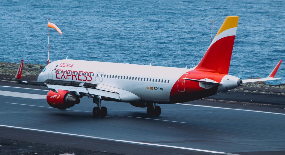 novedadesaereas's tweet photo. ⚠️⚠️Llegaron a volar a Riga, Oslo, Stuttgart, Atenas, Estocolmo o San Petersburgo, entre otros. Pero por ahora, la filial lowcost de #Iberia, Express, cierra filas en sus grandes fuertes -Canarias y Baleares- y "cede" el resto de la red europea y nacional a la matriz. ¿Volverá?🤔 https://t.co/1YKiGjbCWC