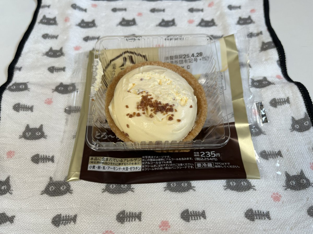 riyoneko's tweet photo. ω ・ =)っ #今日のおやつ は、「Uchi Café×八天堂　とろ〜りカスタードタルト」にゃ～。
やっぱりタルトはおいしいにゃ～。(*´ω｀*)
(´～｀)ﾓｸﾞﾓｸﾞ
#ローソン #ウチカフェ https://t.co/v6FOKuVs4J