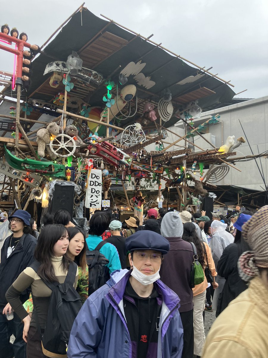雨が降ってきたけど今からDODDODOバンドや。いいイベントや。
