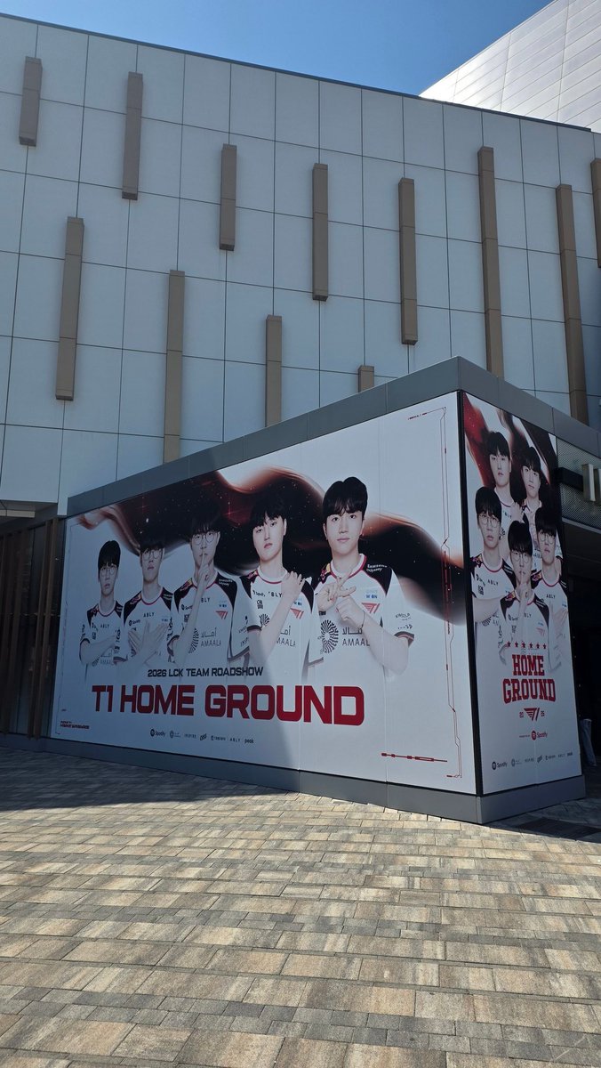DZTEN__'s tweet photo. T1 HOME GROUND - INSPIRE Arena

会場までの商業施設とのコラボも凄まじい演出。各所T1一色で圧倒された😭🔥

展示ブースも各企業とのT1コラボでファンも大盛り上がり🤗 https://t.co/PCEmZ8RNmV