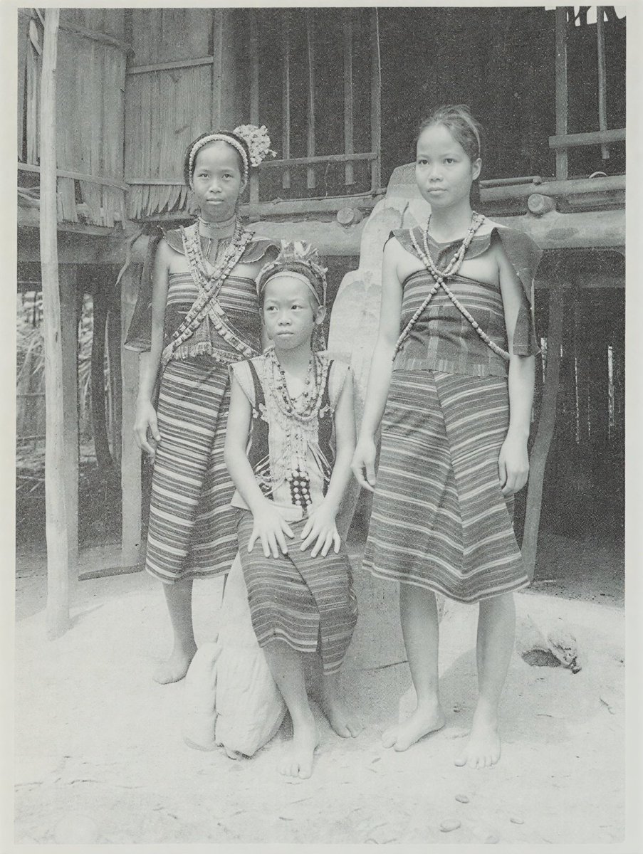 thelast_demigod's tweet photo. A trio of Rungus women from northern Sabah. Picture courtesy of Victor Wah.

#NorthBorneo

Source: Handwoven Textiles of South-East Asia, by Sylvia Fraser-Lu. Oxford University Press (1988) https://t.co/SW6nirtZ0V