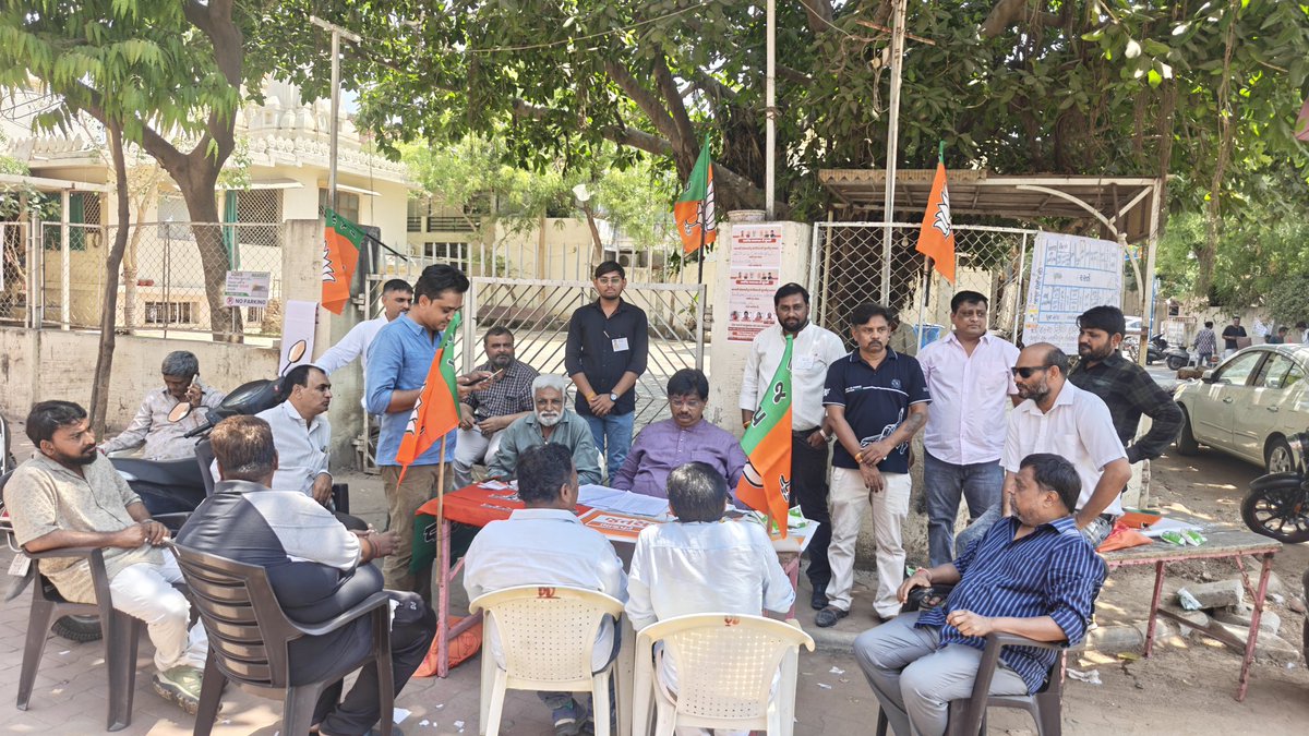 AmitThakerBJP's tweet photo. બુથ પર ઉપસ્થિત ભાજપાના સૌ સૈનિકોની મુલાકાત કરી જંગી મતદાન કરાવવા માટે અનુરોધ કર્યો.
#મારો_વોટ_ભાજપને
#કમળ_ખીલશે_વિકાસ_જીતશે
#Vote4BJP #vote2026 #Vote4Development https://t.co/On1Axg7PjG