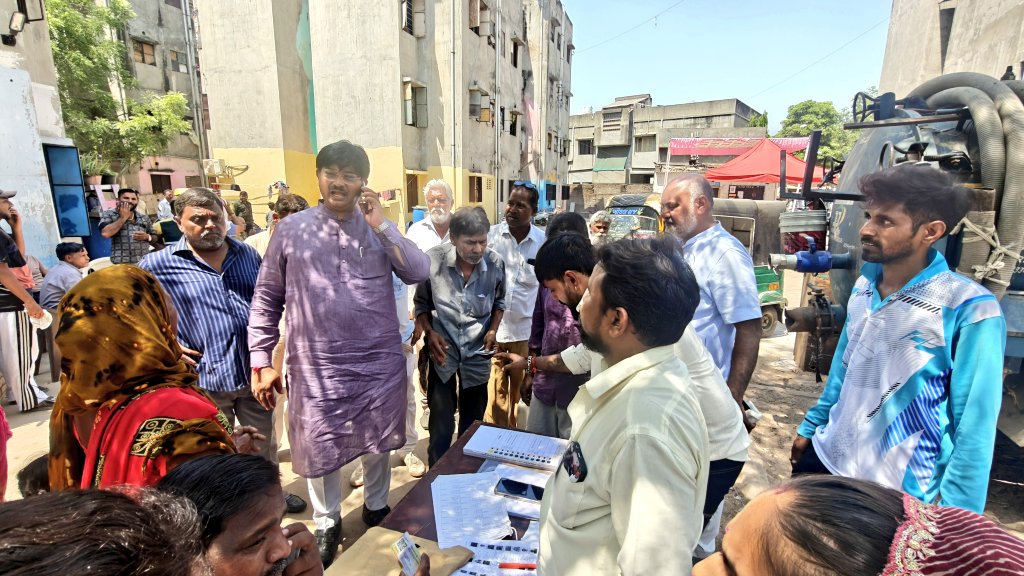 AmitThakerBJP's tweet photo. બુથ પર ઉપસ્થિત ભાજપાના સૌ સૈનિકોની મુલાકાત કરી જંગી મતદાન કરાવવા માટે અનુરોધ કર્યો.
#મારો_વોટ_ભાજપને
#કમળ_ખીલશે_વિકાસ_જીતશે
#Vote4BJP #vote2026 #Vote4Development https://t.co/On1Axg7PjG