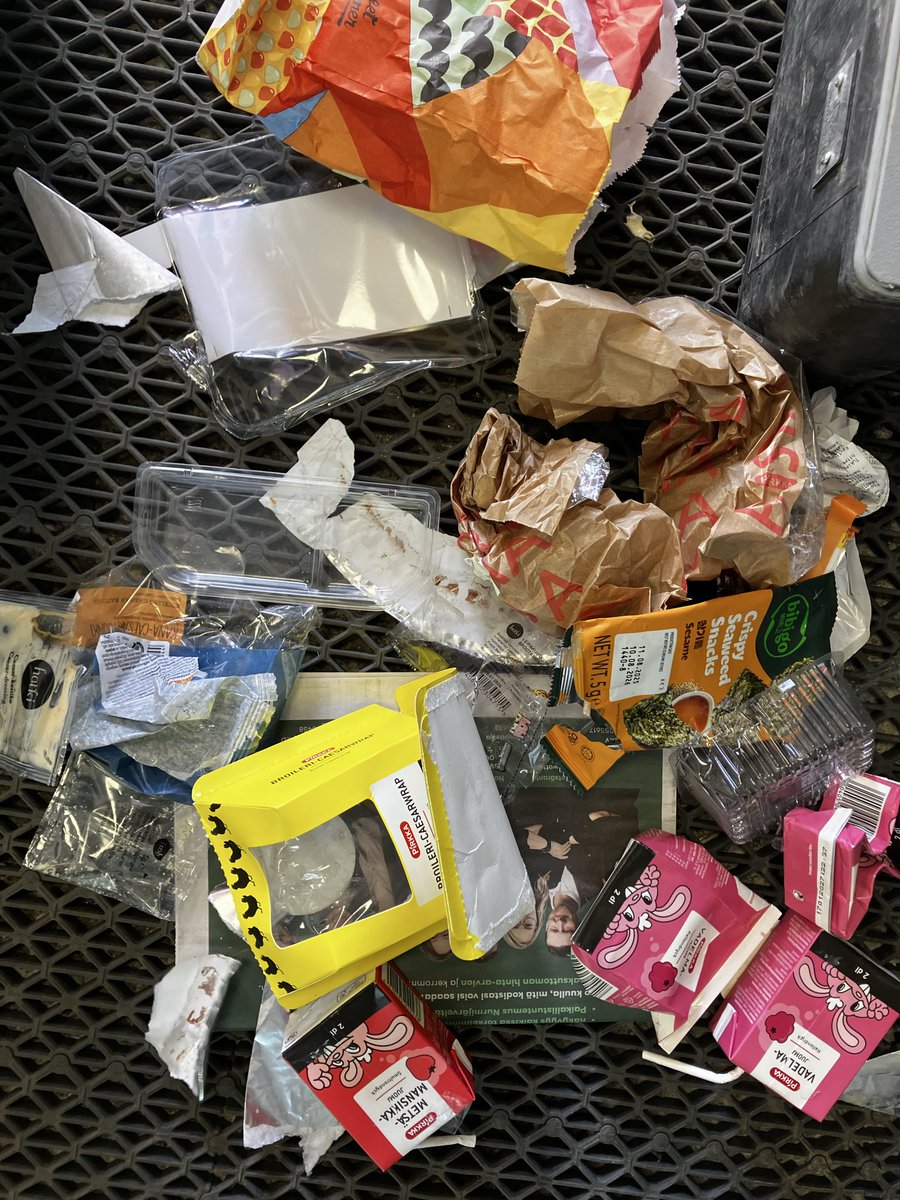 kaisupaulanto's tweet image. Kotona ollut vissiin kasvisruokaa, kun kaupan tuulikaapissa näytti tältä. Roskikset ihan ulko-oven vieressä. #plogging #upr