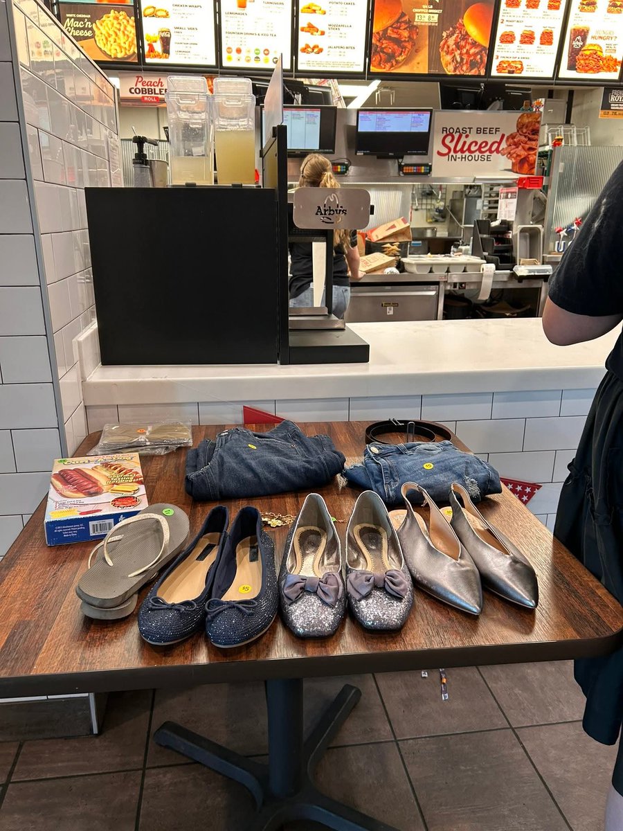tomnotj's tweet photo. @Arbys WTF is happening at your store in Louisville on Crittenden Drive??! https://t.co/Vu4wD0TK09