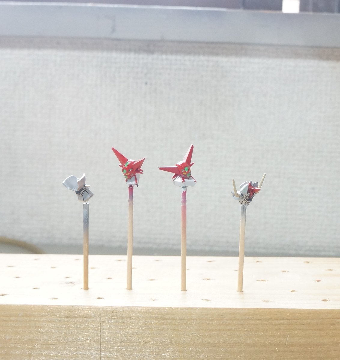 top_fuchi's tweet photo. 界シリーズは頭が２個入ってます。ぼくは２個とも塗装して上手く出来たほうを採用してる。（なのでこんな感じで余る） https://t.co/RhSwATbVlT