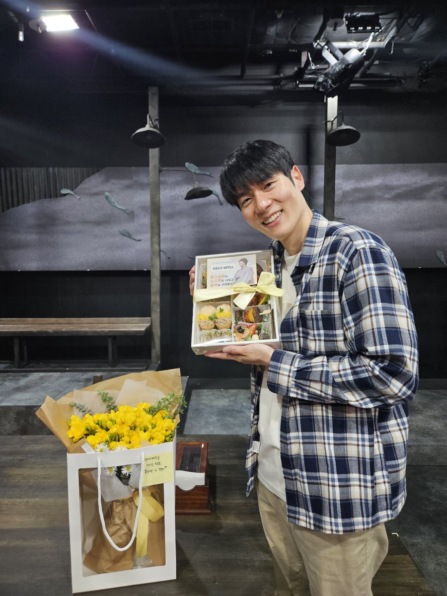 260426
<연극 정희 서포트>

“태구 상원이 도시락도 사오고 음료도 가져왔는데.ᐟ”

*저장 및 재업 가능