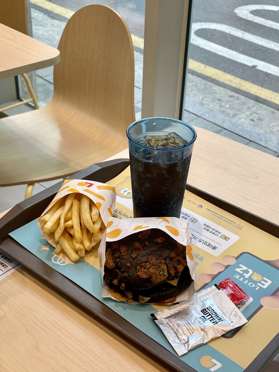 브라운 버터 오일 별거 아닐 줄 알았는데
번트비프버거랑 조합이 좋음

고소한 향이 올라오니까
맛이 더 꽉 차는 느낌

#롯데리아 #lotteria #삐딱한천재 #번트비프버거 #삐딱한천재버거 #이찬양셰프