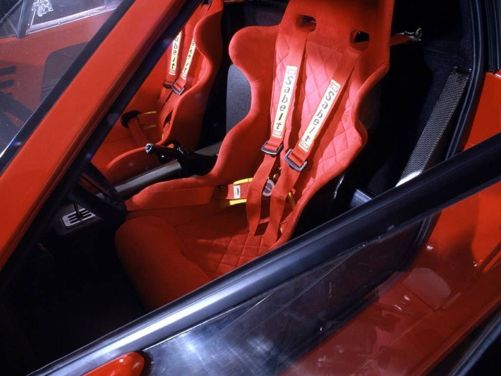 Retromania4ever's tweet image. ✅⬜🟥 #Ferrari F40 in Detail