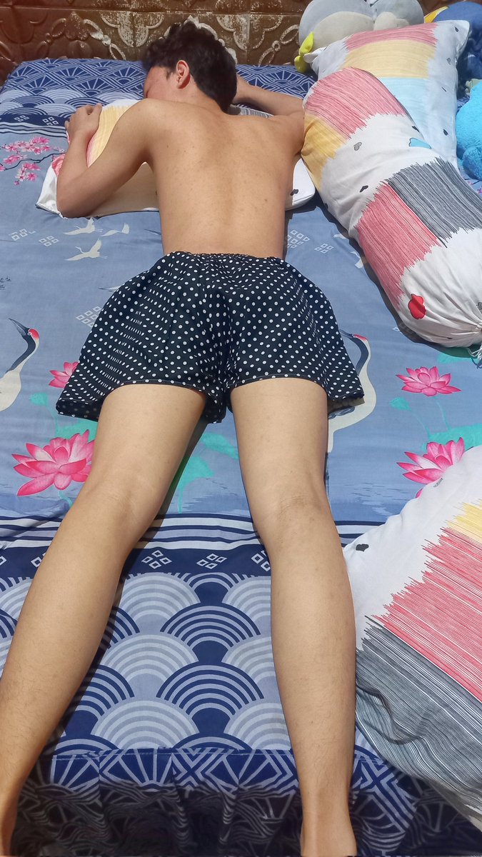 glxysupanova's tweet image. hari libur mpruyy. do something next, layin' on my bed first. 🙂✌🏻 #gaysurabaya #surabaya