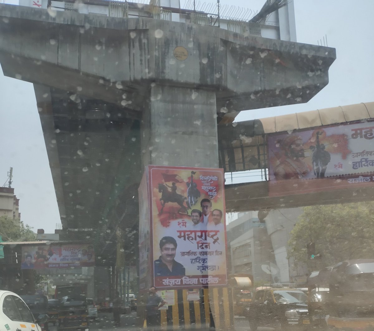 mumbaimatterz's tweet image. Defacement thru #Illegalbanners in the name of Maharashtra Day at LBS Marg, Bhandup on under construction #Metro columns

@mybmc @MMRDAOfficial