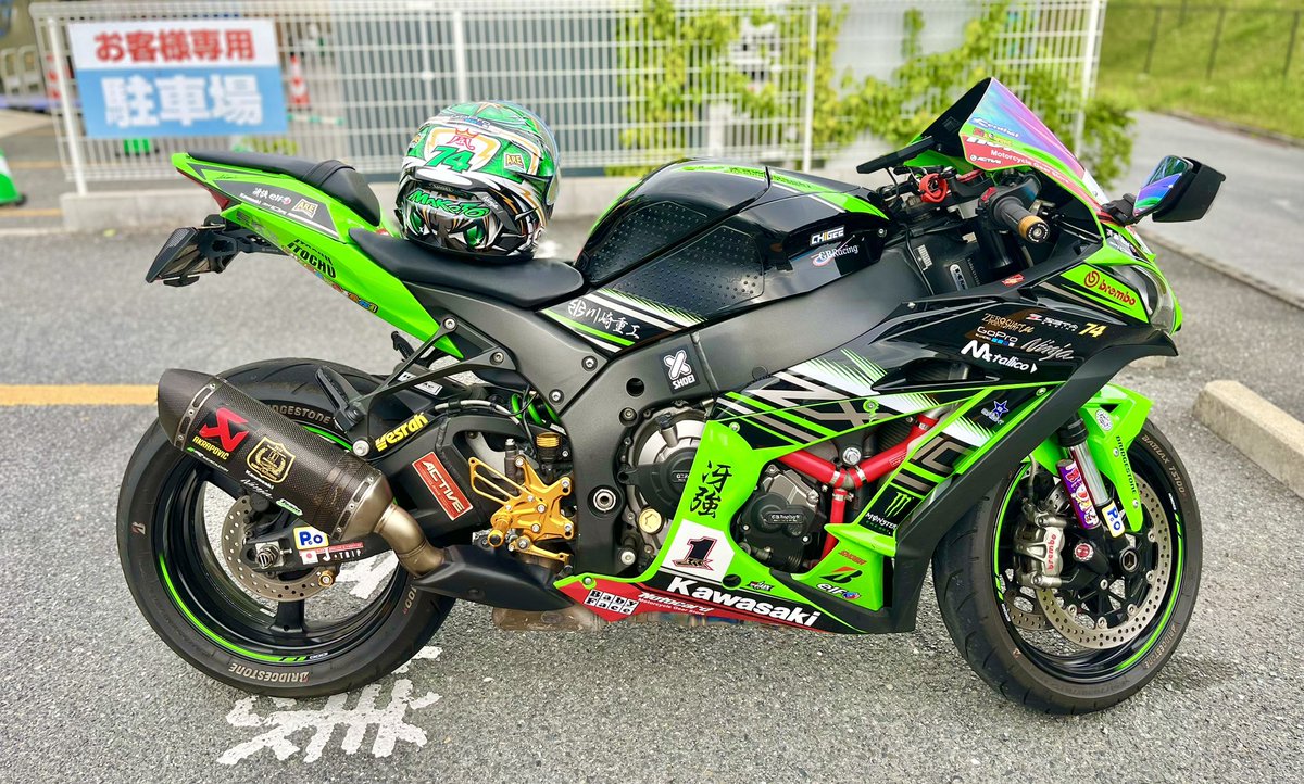 tokomax74's tweet image. ヘルメットのセンターパッドを
交換して初めてのおバイク🏍️💨
小1時間走りましたが
頭の痛みはなく、とても快適でした😊
クッション性って大事なんですね😆
#shoei #x14 #yfdesign 
#daijiro #加藤大治郎 
#zx10r #ライムグリーン
