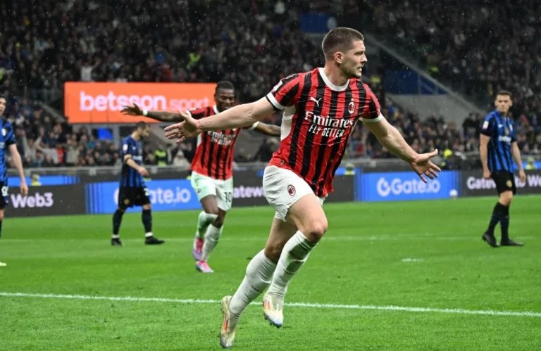 AyobBig's tweet photo. 🗞️ @Gazzetta_it
تطورات خطيرة في قضية جيانلوكا روكي! التحقيقات تشير إلى أن اسم "ميلان" ورد في أوراق المدعي العام، ولكن ليس كمتهم، بل كطرف في "مؤامرة" حكيمية كان ضحيتها ظاهرياً الإنتر!
#Rocchi #MilanInter #CoppaItalia #SerieA #Scandal #Arbitri #Gazzetta https://t.co/MT9v1c71O6