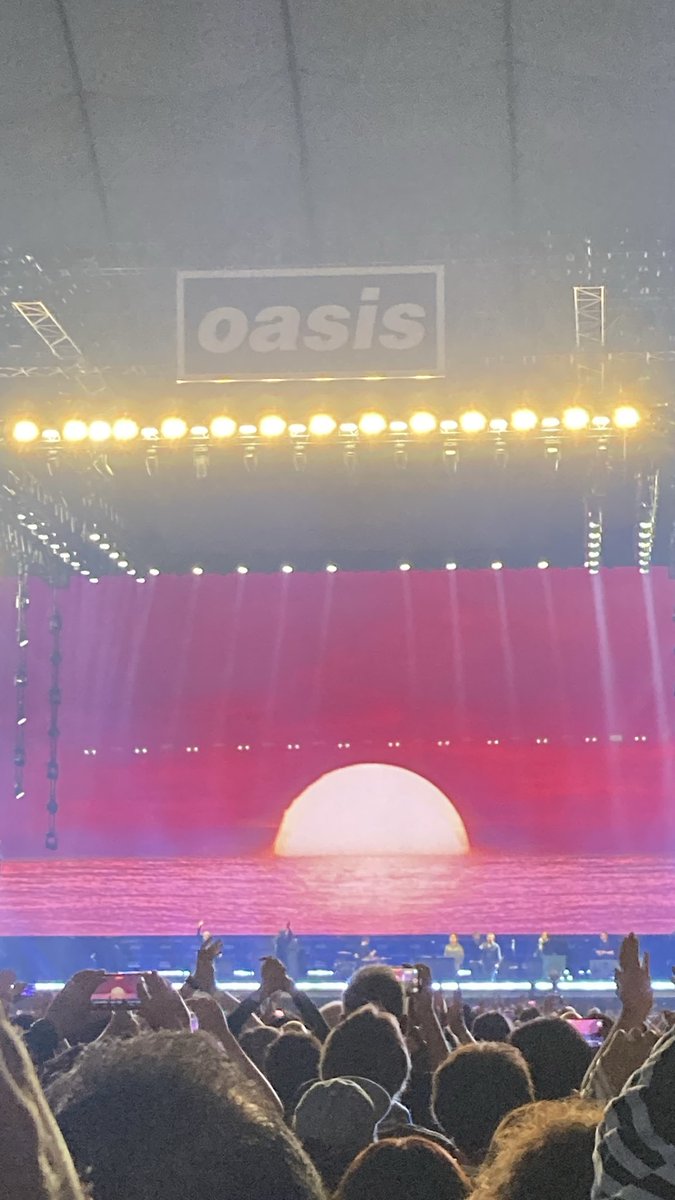 cw_yoshitake's tweet image. もう半年か
撮ったの見返したら泣けてきた
そして今日もオアシスTシャツ
 #OasisLive25