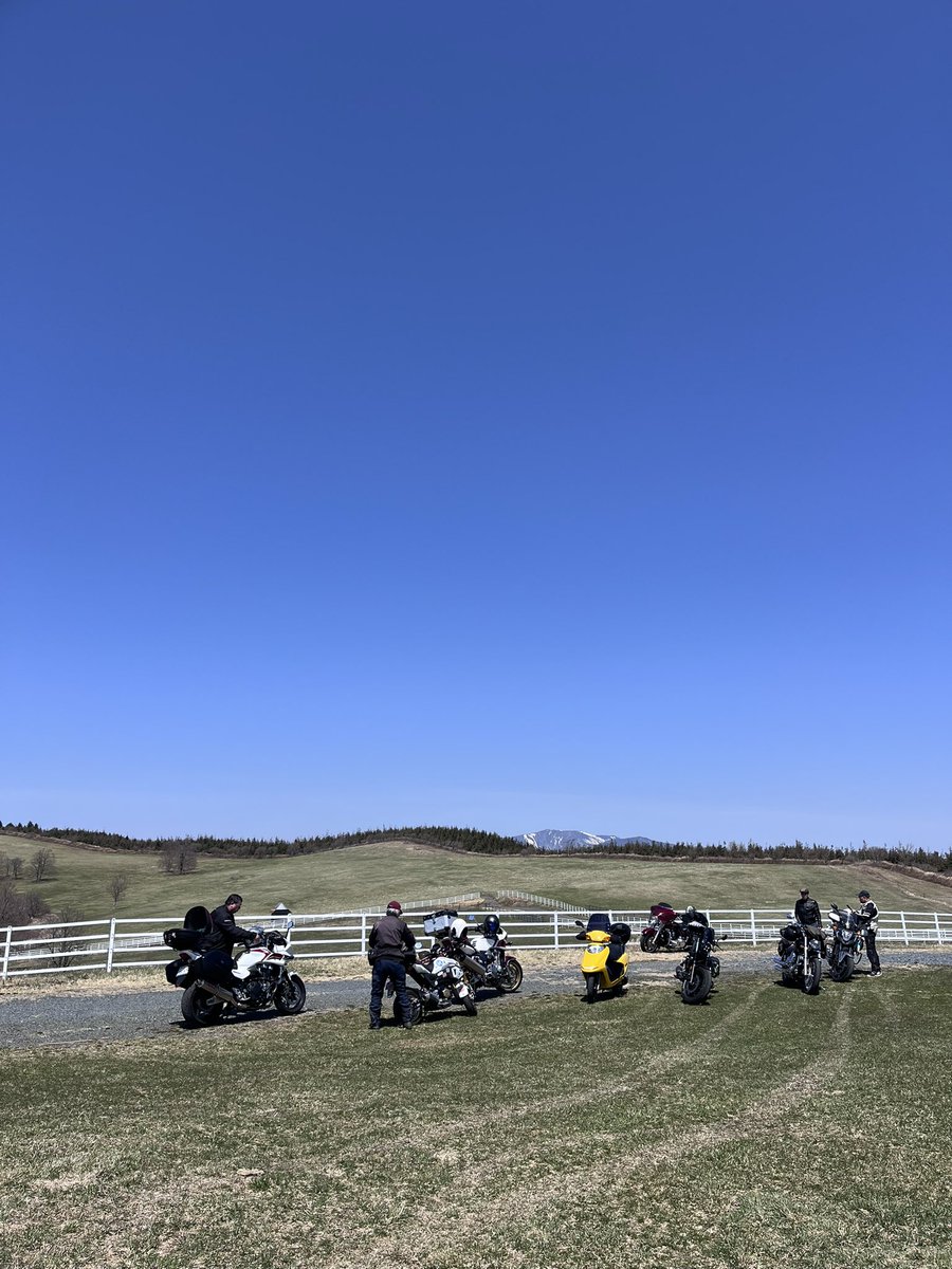 yk12000's tweet photo. 空とバイクとオッサンと。

#寺沢高原
#オッサンだけのツーリング https://t.co/icsRUO49GQ