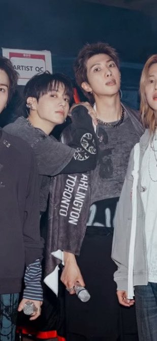 hlc_twt's tweet photo. ok jungkook we get it bro he’s all urs 😭 https://t.co/SvwNLK69qv
