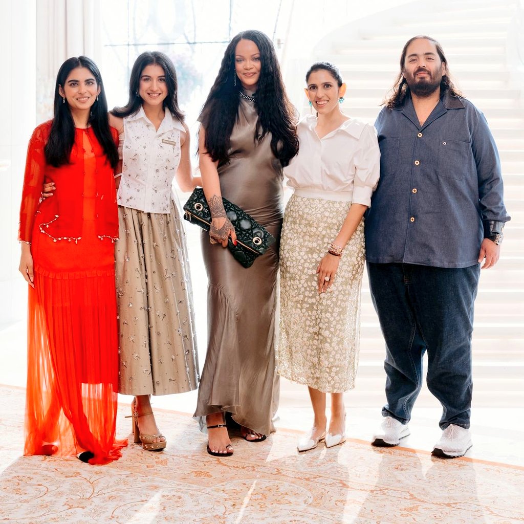 khuchrep's tweet image. Hello Indian,
Rihanna at Home, be ready for jio recharge hike.