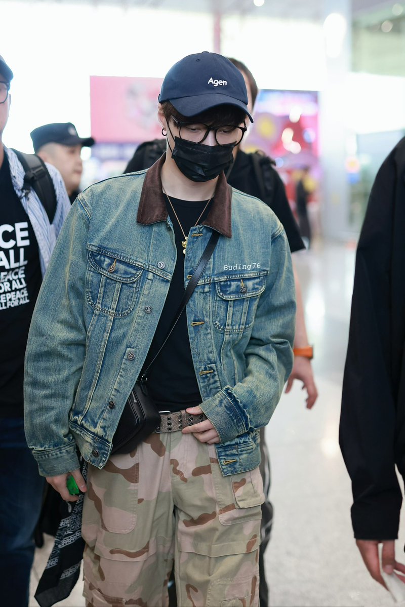 Yixing is flying to Silicon Valley in California today 🇺🇸 ✈️ <a href="/layzhang/">Lay Zhang</a>