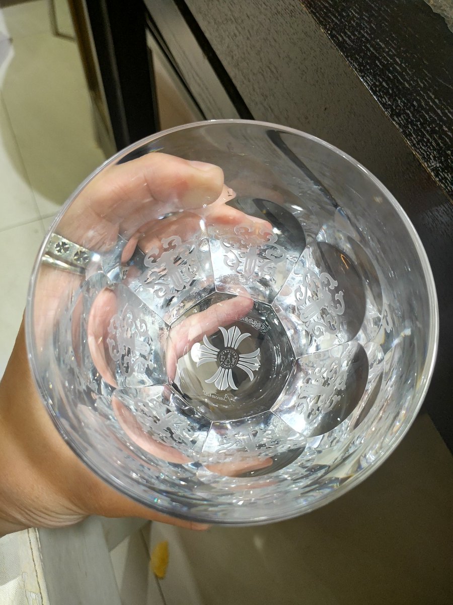 DaRj0Lyjnunq2Kr's tweet image. バカラグラスも良いけど価格40倍くらいするからChromeHeartsのグラスは多分外のBarではほとんどみる事無いと思う。家飲みの拘りを考えると長く使えるからいい物手に入れた😋😋長く大事に使おう😁😁
#クロムハーツ #ChromeHearts #ウイスキー #カクテル