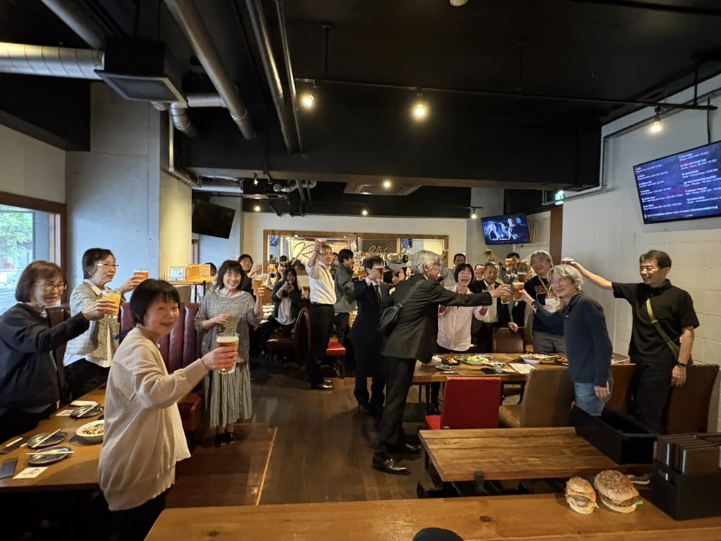 shizuoka_manfes's tweet photo. 演奏会後は恒例の打ち上げ🍻
三島の地ビールと美味しいおつまみで楽しんでいます🎶

 #静岡マンドリンフェス https://t.co/ephNwGxbgx