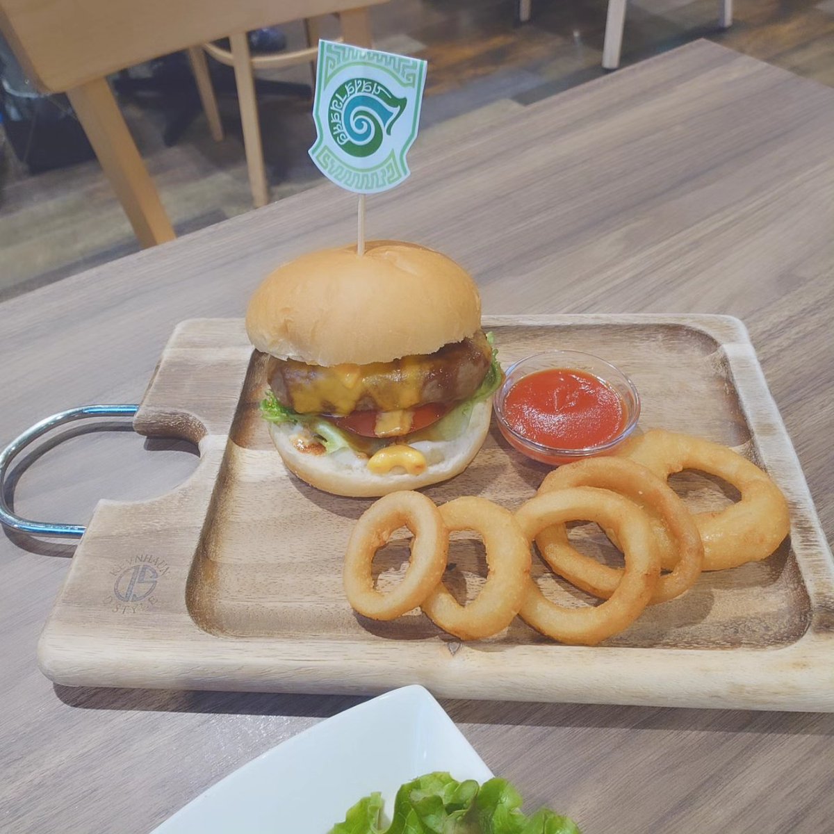 LucasXAlexis's tweet photo. ふむふむ
賢人バーガーはこんな味なのか🍔
梅田にあったらきっと通ってるんだけどな💦
ヨドバシにあったスクエニカフェ復活してくれないかな
誰に頼めばいいの？
桐生社長？？ https://t.co/r21LzQOQZ2