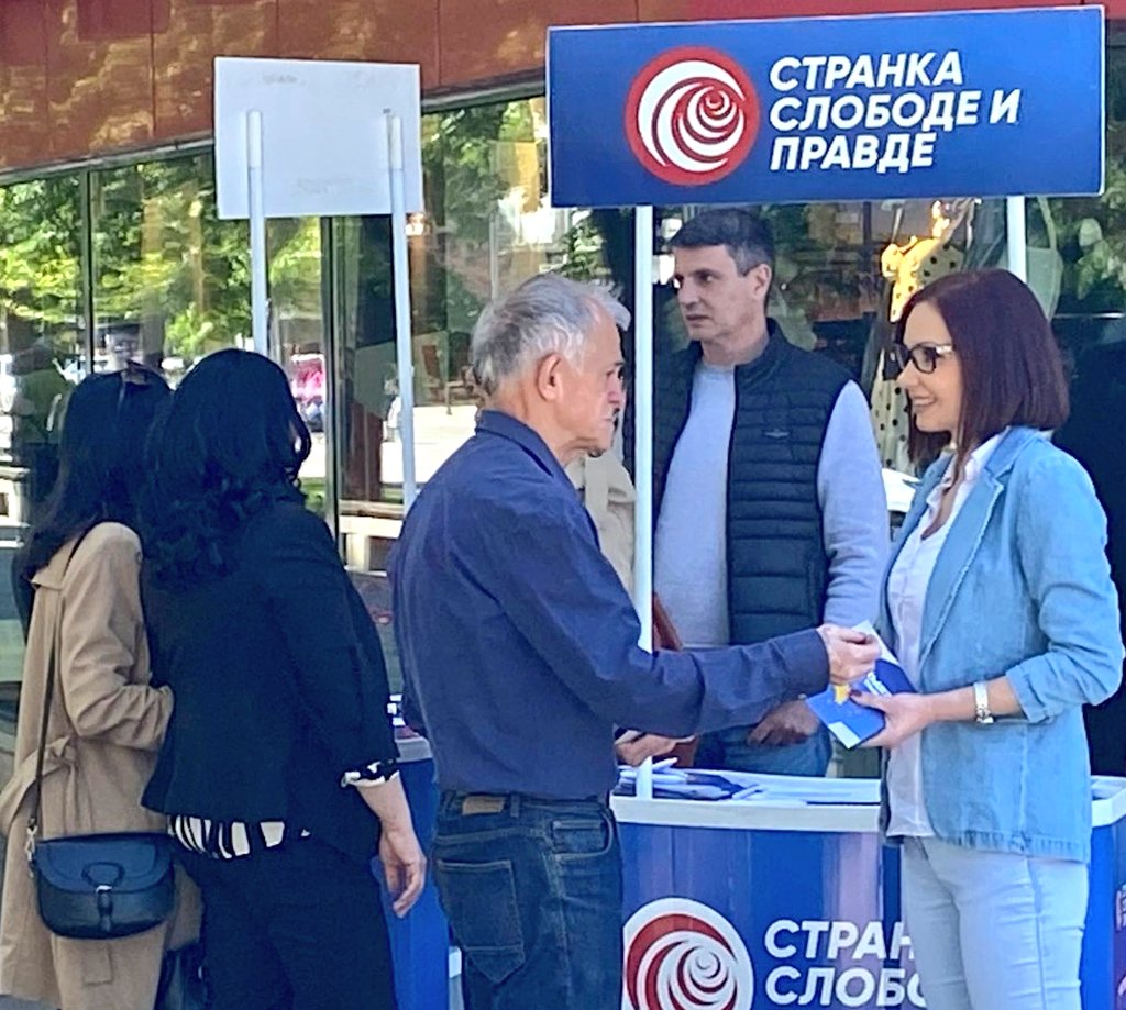spiricjelena's tweet photo. U Leskovcu, sa saborcima i dobrim ljudima iz SSP Stari grad  prikupljamo potpise za put Srbije u EU.

Jer gde god da živiš u Srbiji - isto te gaze: institucije zarobljene, plate nedovoljne, zdravstvo pred pucanjem!
Zato tražimo normalnu državu.
Jer Srbija pripada Evropi. https://t.co/kI2eOUTNnV