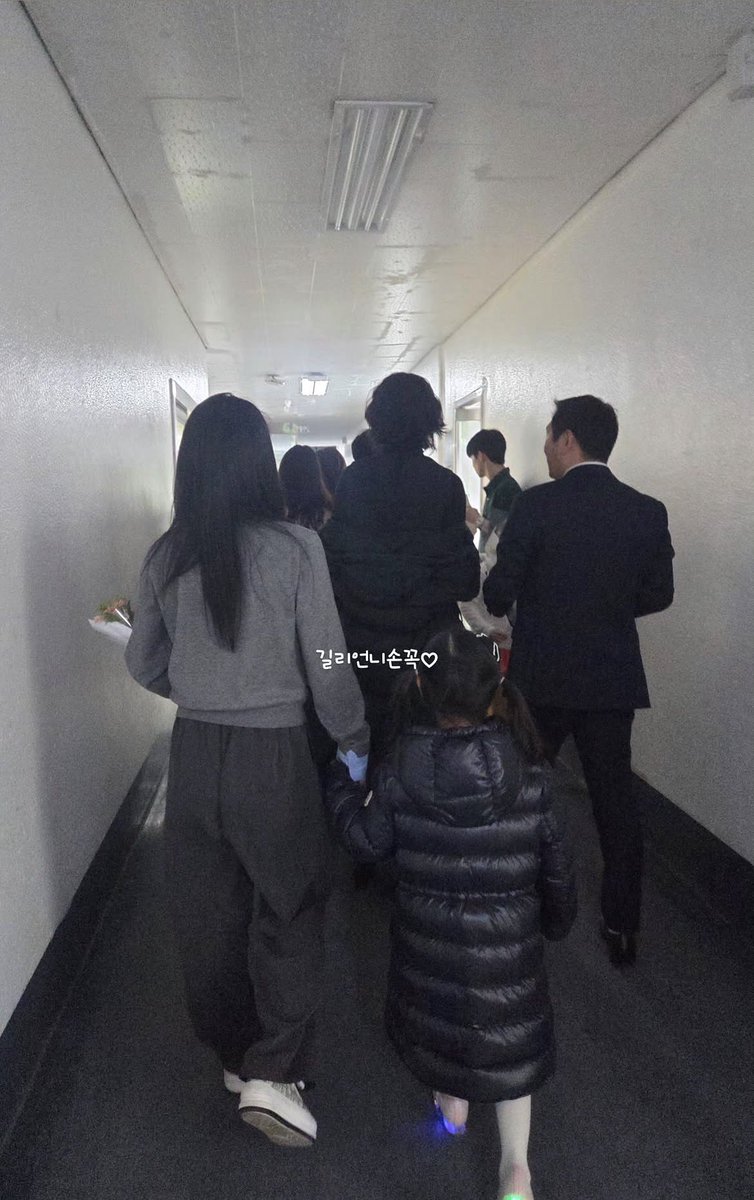 nyangssb's tweet photo. 코치님 딸 손 꼭잡고 같이 걸어가는거 ㄹㅇ커염짓… https://t.co/1cX2kysrPB