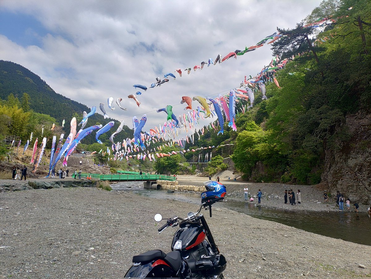 ベンベ18🈲で
下仁田〜南牧〜上野〜神流〜藤岡〜富岡を一周。

神流町に今日から泳ぎ始めた鯉のぼりを眺めた後…

🚨公権力パンダカー🚓時速40㌔パレードスタート😪

シングルアゲイン、ひとり上手、ジプシークイーン、わかれうた、ジャストアローンなんかを口ずさみ🎶つつ景色を堪能

#BMW
#R18