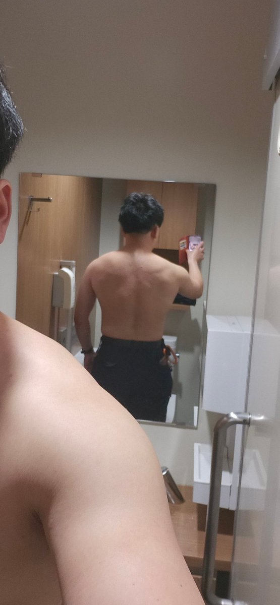 daiextuton's tweet photo. 光の当て方や体の向き肩甲骨の位置や捻れ方で見た目が変わるようです https://t.co/vqzGfK82LH