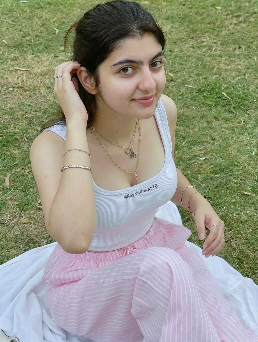 miss_annu96's tweet image. Hey...
     Just a girl in her pink era, soaking up the sun 🌞💗

Which slide matches your vibe today? Drop your number 

#SoftGirlSummer

#SoftGirl

#Pink

#Aesthetic

#PicnicVibes

#NaturalBeauty