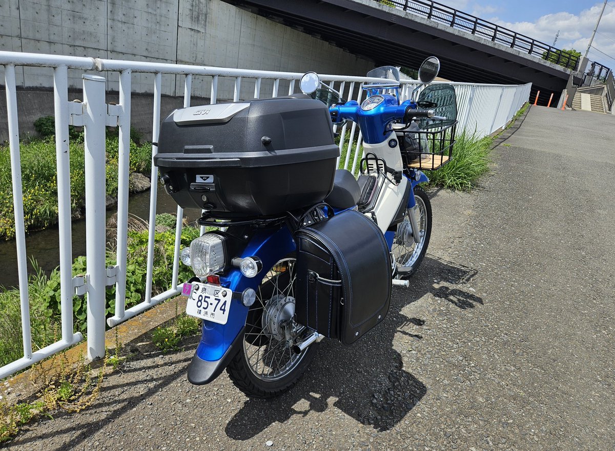 Suzukintama810's tweet photo. テールのやつあげ忘れてました〜
こうして見ると、クリアの灯火類と白ナンバーは、結構バランスが良い感じですね
車体の青と合わせて透明感もある感じがするので、1番のお気に入りのカスタムですね
#スーパーカブ
#クロスカブ
#AA09 https://t.co/MIXgUJTReh