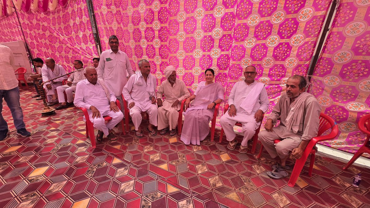 गांव असावरपुर में राजकुमार जी की माताजी के 13वीं कार्यक्रम में सम्मिलित होकर श्रद्धांजलि अर्पित की।
हवन-यज्ञ में आहुति अर्पित कर शोकाकुल परिवार से भेंट की एवं उन्हें सांत्वना दी।
ईश्वर से प्रार्थना है कि दिवंगत आत्मा को शांति प्रदान करें l