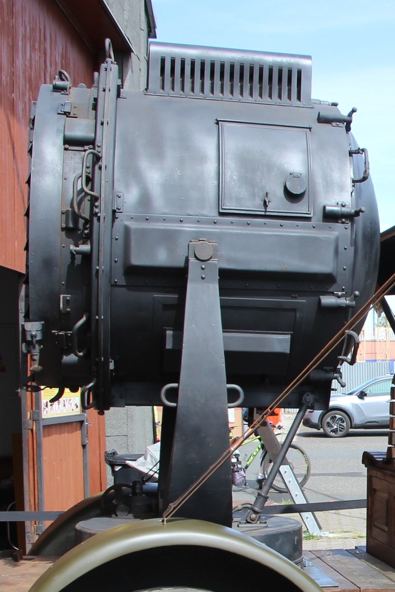 Lubos_Sramek's tweet image. It is the 4th of five #searchlight cars equipped with a @Siemens searchlight, to serve both as an anti-aircraft weapon and as a signaling device.
After #WW1, the car was used by the Viennese company TEJO Filmlicht Gesellschaft, for film shoots.