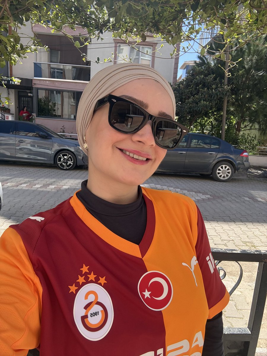 bittiiruya's tweet photo. Gelinlik bakmaya galatasaray formasıyla gidemezsin dediler en kralını yaptık https://t.co/ZIty3vmKuT