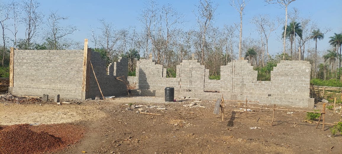 PlantNBoom's tweet photo. Hier stoppen de meeste projecten.

40.000 bomen staan.
De eerste lessen zijn gestart.
Het gebouw is bijna klaar.

En dan valt het stil.

Zonder steun stopt het hier.

Voor €5 p/m houd je dit gaande.
https://t.co/Bi3VCHc2dd https://t.co/lklSAJ98xS