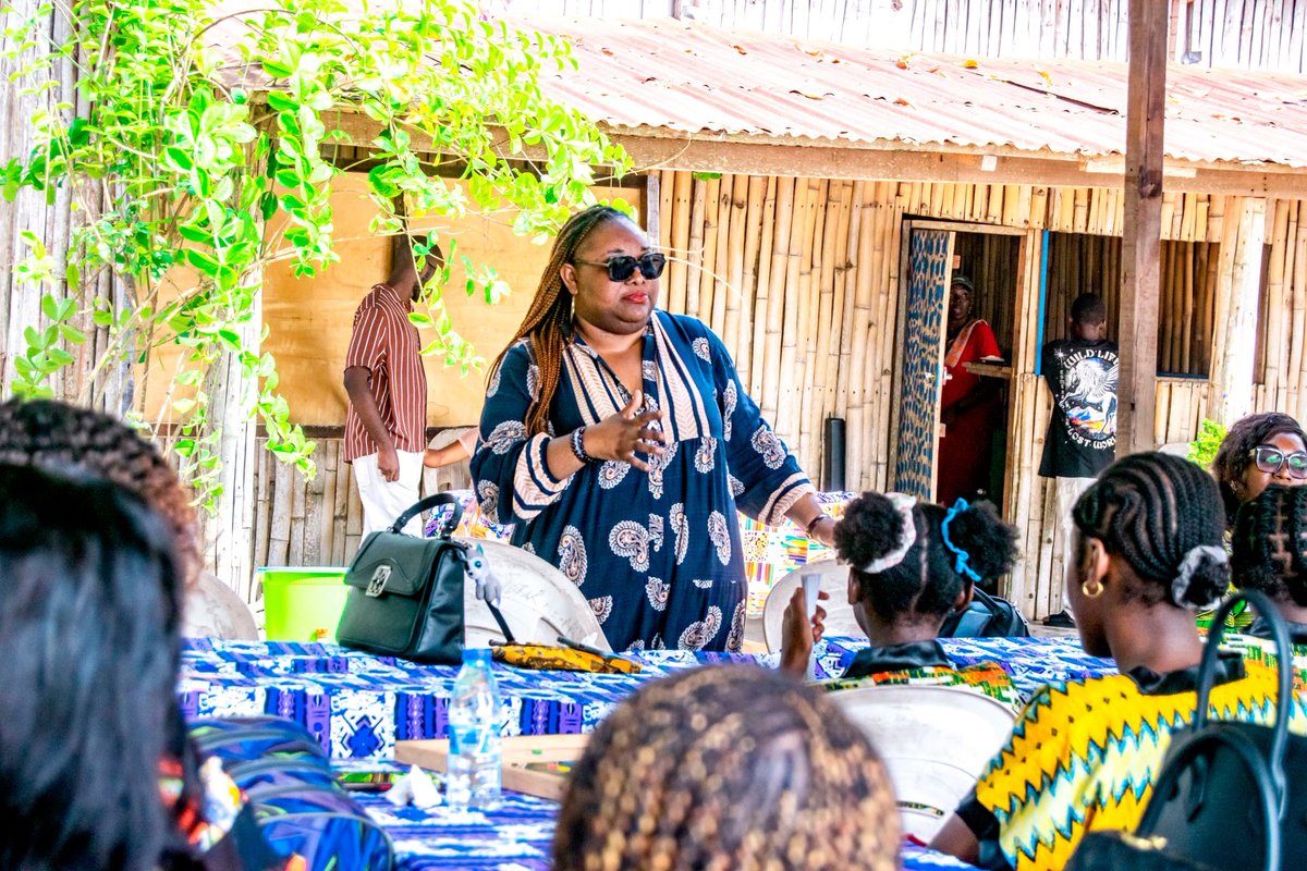 GRC_VBG's tweet image. Nous avons été invité à sensibiliser un groupe de personnes au village #Matombi (dans le Kouilou).
Condition de la femme, égalité femmes/hommes, violences de genre: tels ont été les thèmes abordés dans ce cadre agréable.
#mars #GRCVBG #matombi