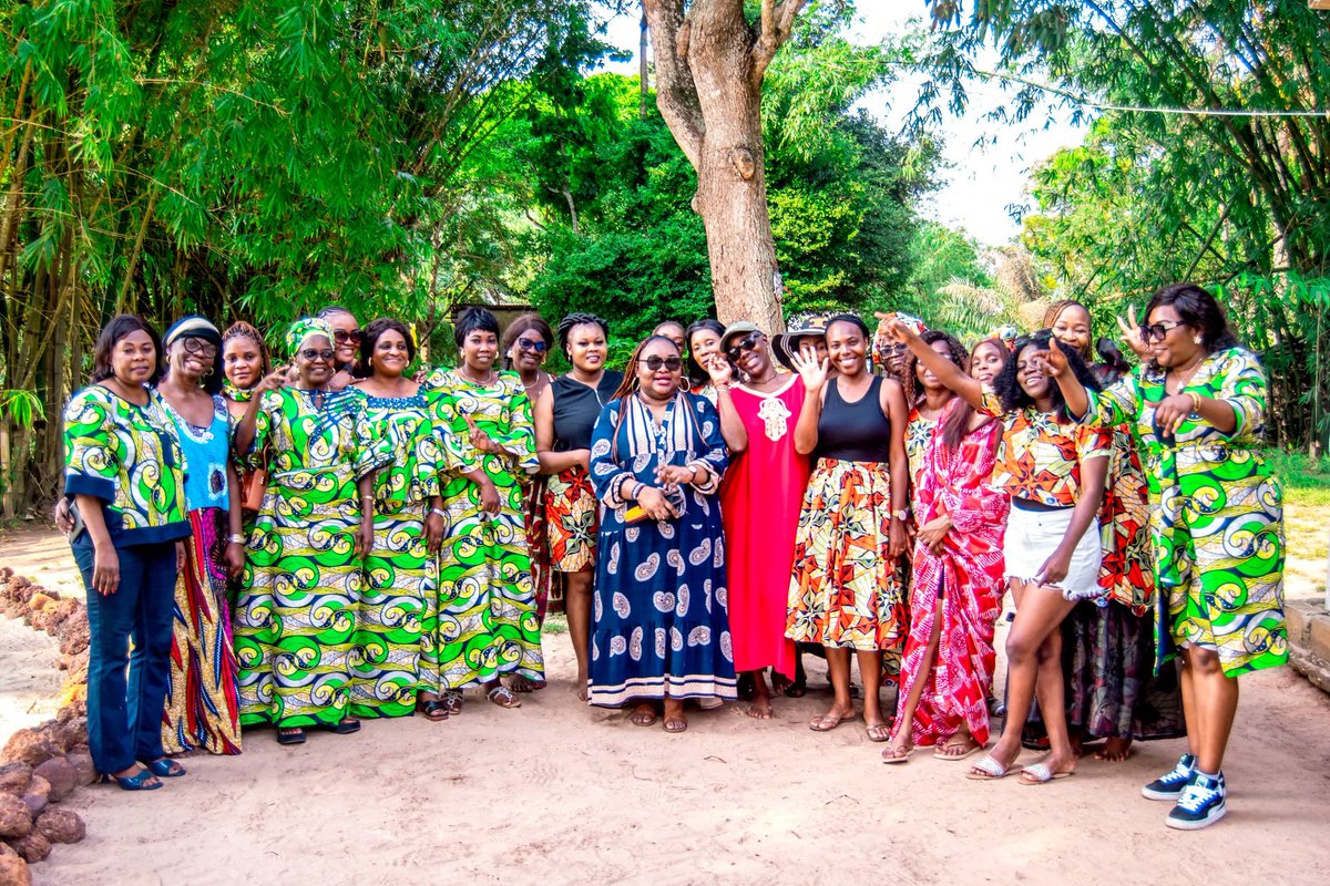 GRC_VBG's tweet image. Nous avons été invité à sensibiliser un groupe de personnes au village #Matombi (dans le Kouilou).
Condition de la femme, égalité femmes/hommes, violences de genre: tels ont été les thèmes abordés dans ce cadre agréable.
#mars #GRCVBG #matombi