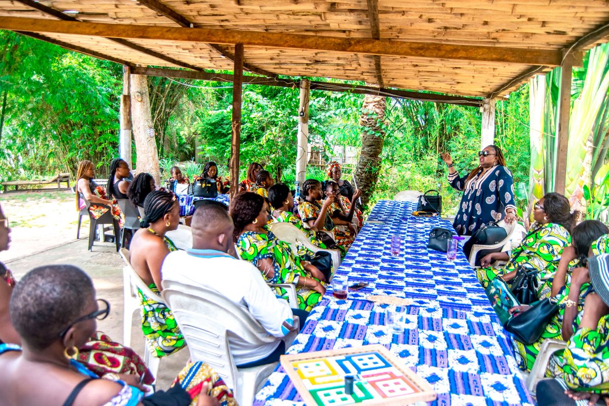 GRC_VBG's tweet image. Nous avons été invité à sensibiliser un groupe de personnes au village #Matombi (dans le Kouilou).
Condition de la femme, égalité femmes/hommes, violences de genre: tels ont été les thèmes abordés dans ce cadre agréable.
#mars #GRCVBG #matombi