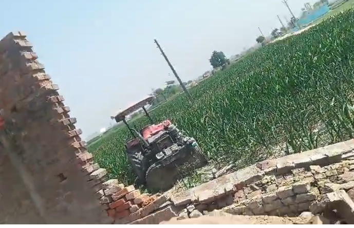 bstvlive's tweet image. मैनपुरी

➡विवादित भूमि पर दीवार गिराने का आरोप
➡युवक ने दबंगों की थाने में की शिकायत
➡बिना प्रशासनिक आदेश दीवार गिराई- पीड़ित
➡पुलिस मामले की जांच पड़ताल में जुटी
➡थाना बिछवा क्षेत्र के लाहौरीपुर का मामला

#Mainpuri #LandDispute #UttarPradesh @mainpuripolice