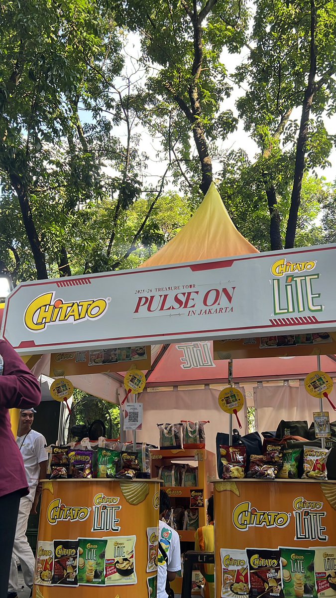 soobincomfort's tweet photo. temen” teume tolong dong bantu aku isi google form ini buat penelitian skripsi aku <333 

buat teume yang nonton treasure d2 pulse on hari ini, kalau udah isi bisa kedepan booth chitato, aku duduk pake baju bola nanti aku kasih STICKERRRRRR HEHEHEHEHHE 

https://t.co/QzaAm5n1DX https://t.co/SbFOGpaljq