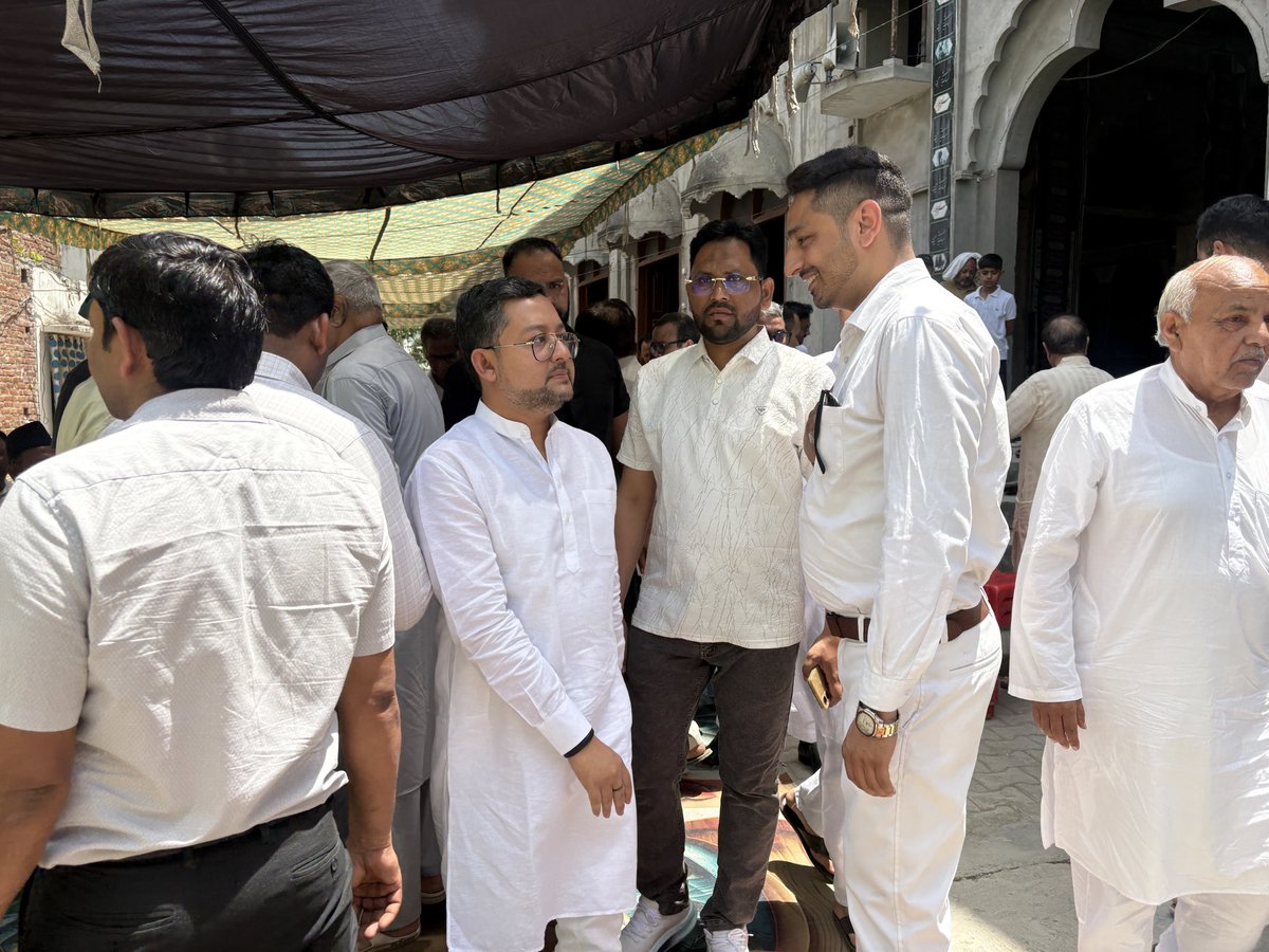drmerajhusain's tweet image. नौगावा सादात में अपनों के ग़म में शरीक हुआ। #Amroha