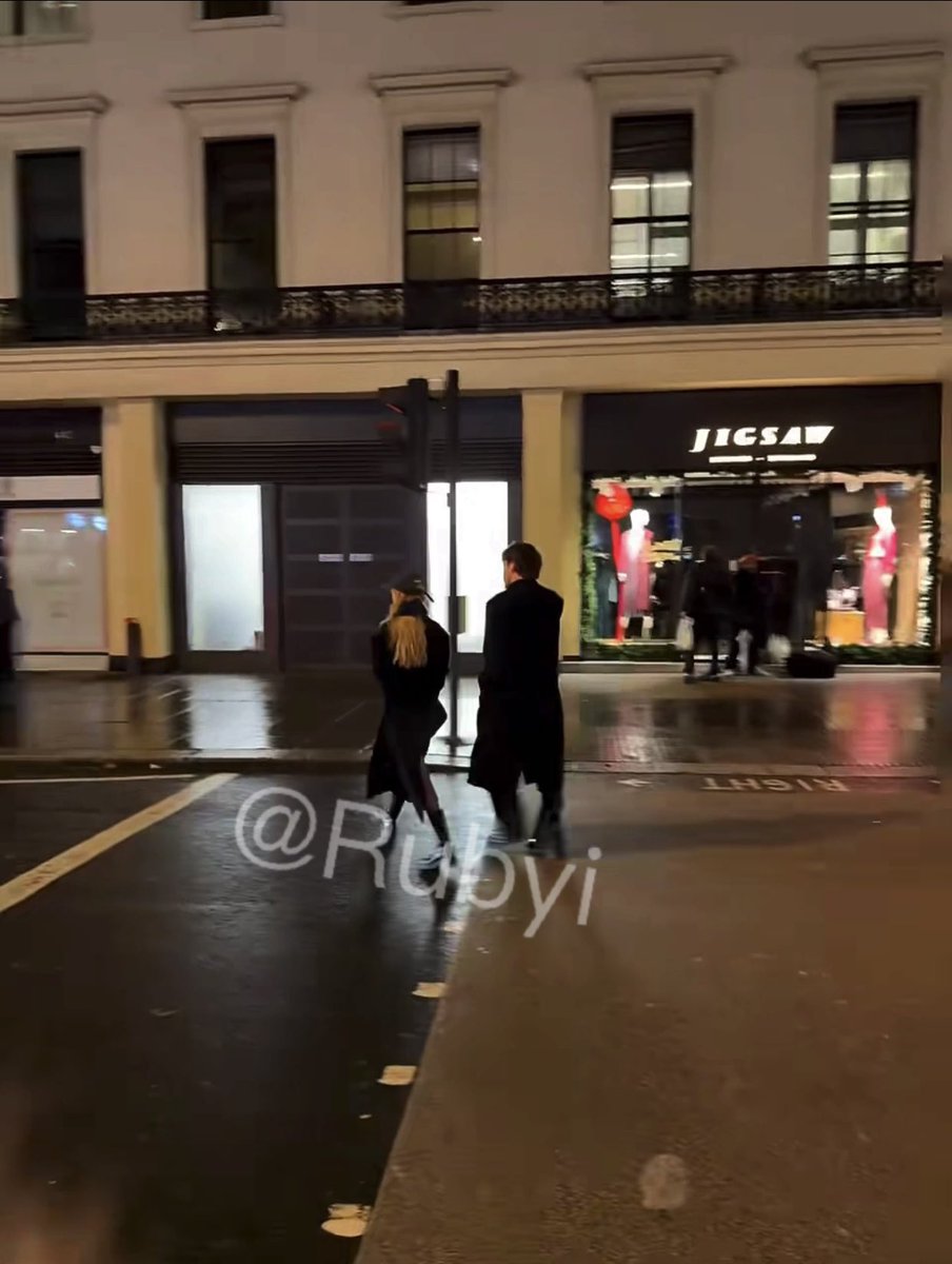 Megcutte's tweet photo. Natalia and Charlie in London 
2025.11
cr. 小红书 Rubyi
#NataliaDyer #娜塔莉戴尔 #CharlieHeaton #查理希顿 https://t.co/THWvvNVK8Z