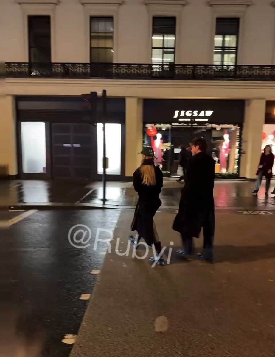 Megcutte's tweet photo. Natalia and Charlie in London 
2025.11
cr. 小红书 Rubyi
#NataliaDyer #娜塔莉戴尔 #CharlieHeaton #查理希顿 https://t.co/THWvvNVK8Z
