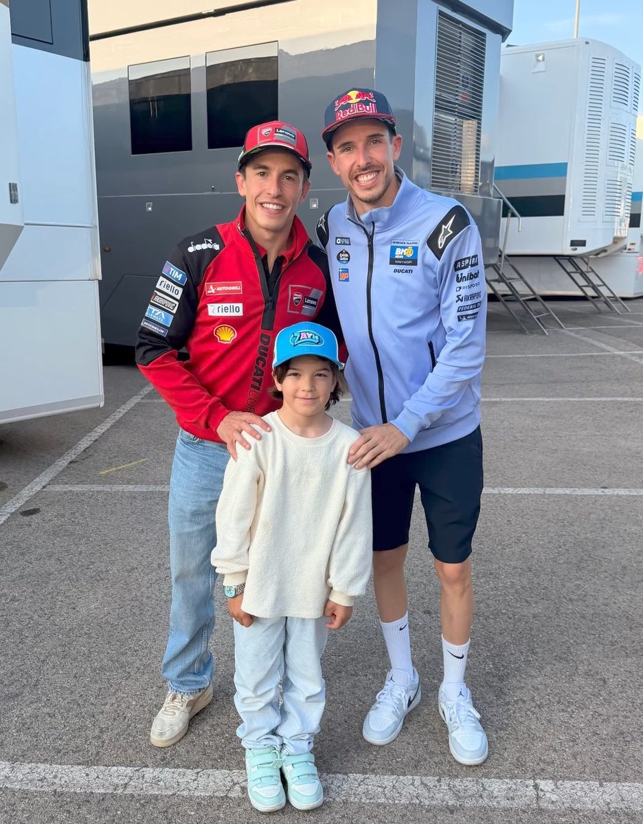 Dia8olicaR's tweet photo. 😏 ZAYN VE HAYRANLARI

📷 Marc Marquez, Alex Marquez ve Zayn Sofuoğlu aynı karede. https://t.co/1TsTZSUOaX