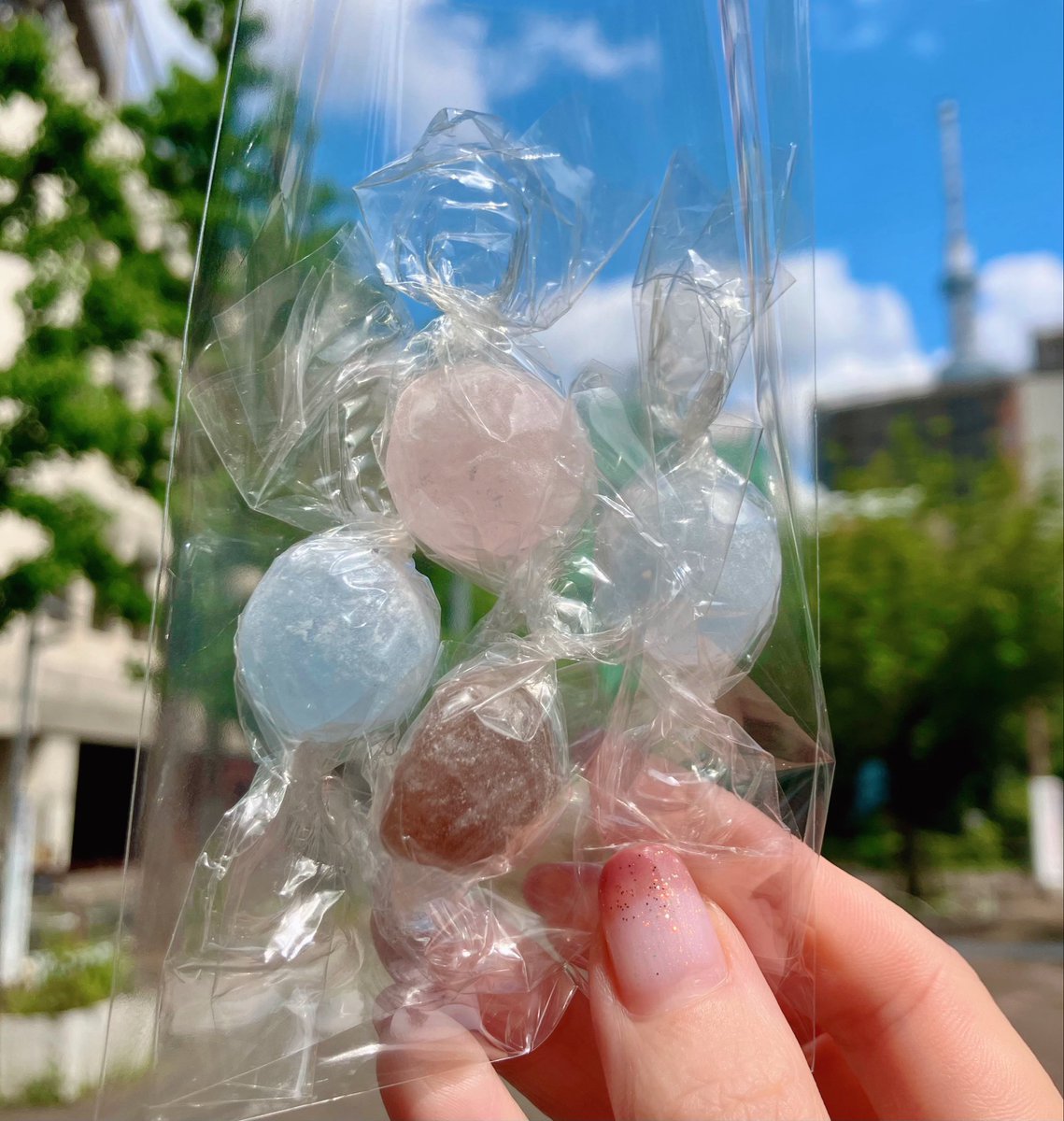 【花川戸店🍬限定】

業界初！？

冷やしボンボン飴はじめました🍬

あまくて冷た〜〜いボンボン飴はいかがですか！
飴を噛むと、お口の中で冷たいシロップがあふれます✨✨

業務用冷蔵庫でとっても冷たくしています🍧❄️
色々な味が一度に楽しめますよ🍬