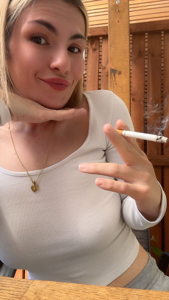 GoddessRosie19's tweet photo. Gestern Holz schneiden gewesen ich hab das gemacht was mir Spaß macht während die Lümmelträger die mit waren die schwere Drecksarbeit erledigt haben as they should ☺️ heute Lieblingsentspannungsprogramm für den gebotenen  Anblick eure Schulden eintreiben 💸 https://t.co/1wkyBV3qTi