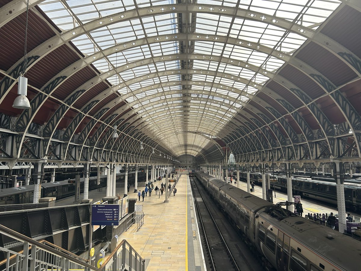 ghoststn101's tweet image. A few moments from the last couple of weeks…
where light, steel, and motion meet.
Paddington &amp;amp; the Elizabeth Line ✨🚆 

@visitlondon 
#ArchitectureLovers 
#LondonArchitecture #londonunderground #ExploreLondon