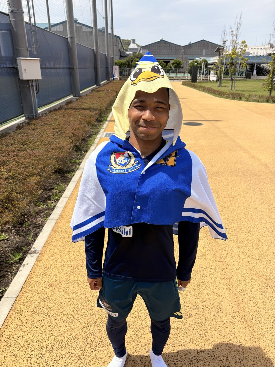 prompt_fmarinos's tweet image. 5/16（土）柏戦『スタジャン風マリノス君フード付きタオル』を先着25,000名様に配布🎁

#オナイウ情滋 選手が着用してみました✨
スタジアムでゲットして、一緒に盛り上がろう🔥

🔗 f-marinos.com/news/event/9923

#fmarinos