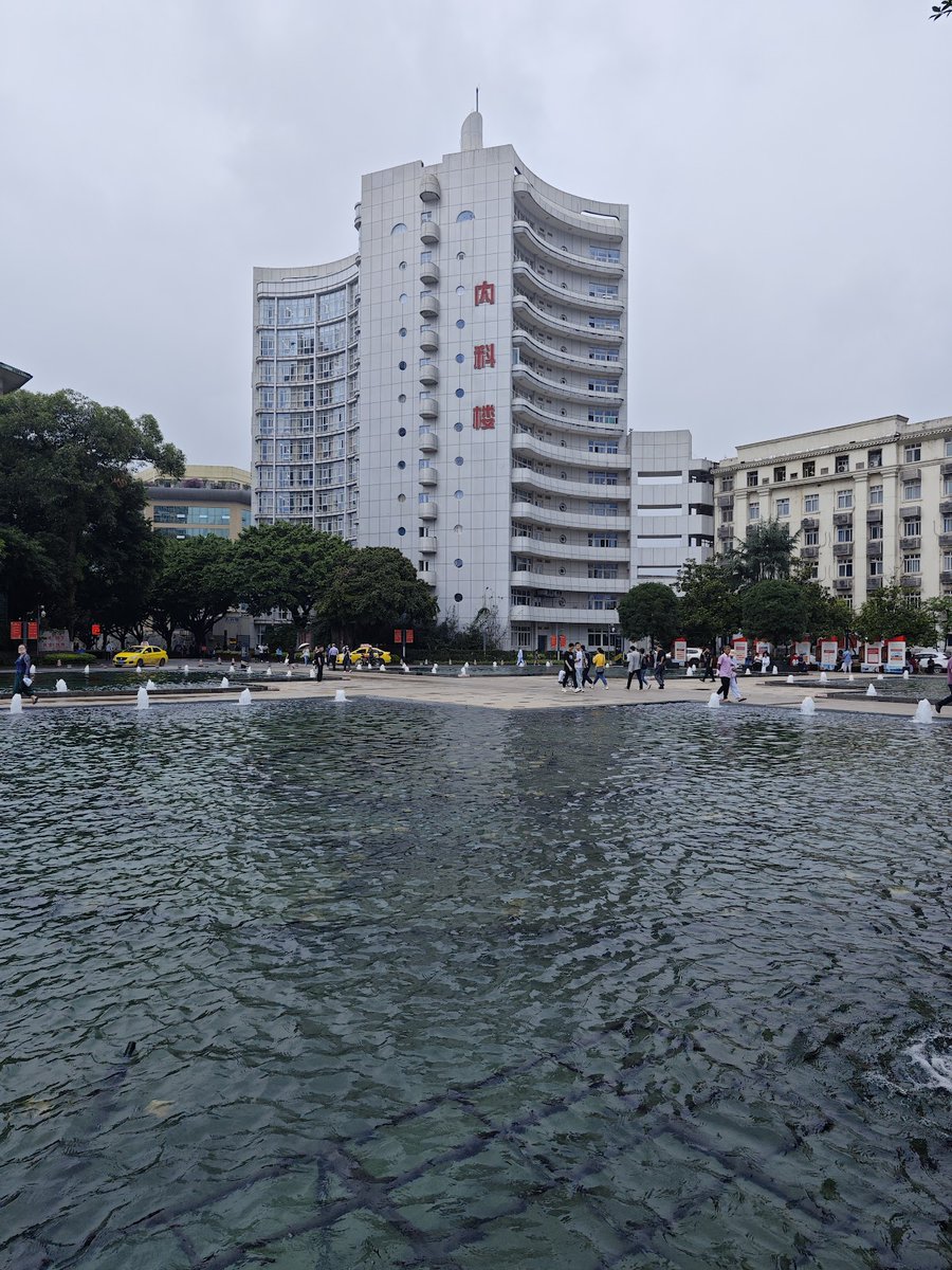 audiala_app's tweet photo. In 1941, a government hospital packed its equipment and fled 1,500 km upriver from Nanjing to Chongqing, one step ahead of the Japanese army.

It was supposed to go back.

It's still there. It's now the largest hospital in China. https://t.co/Zm4xol67fw
